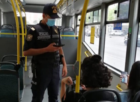 Bakıda polis maskasız gəzənləri CƏRİMƏLƏDİ – FOTO