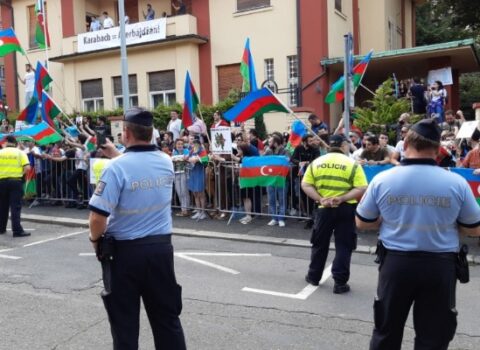 Praqada azərbaycanlıların aksiyası başladı