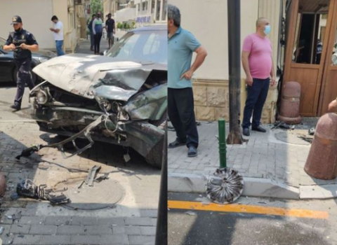 Bakıda 2 maşın toqquşdu: Biri dövlət idarəsinin binasına çırpıldı – FOTOLAR