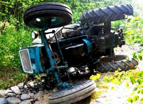 Beyləqanda traktor ağaca çırpıldı: ÖLƏN VAR