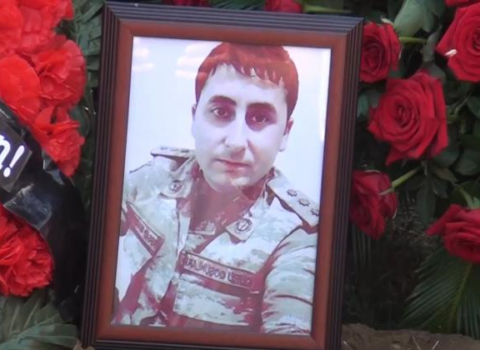 “Məni aparın, ermənidən qisasımı alım” – Şəhid baş leytenantımızın anası – VİDEO