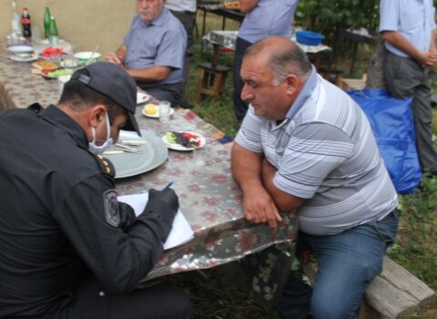 Əsgərlikdən qayıdan oğluna yığıncaq keçirən atalar və qonaqları cərimələnib – FOTO