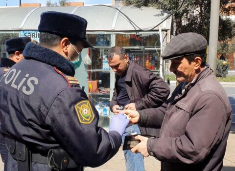Bakıda sosial məsafəni gözləməyən şəxslər CƏRİMƏLƏNDİ