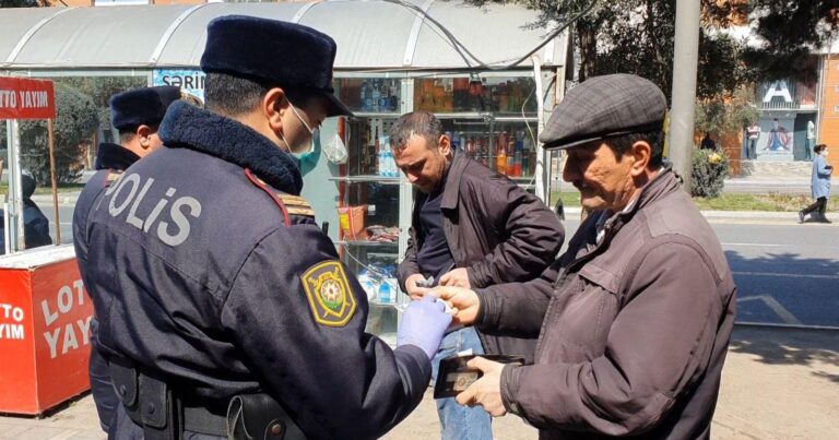 Bakıda sosial məsafəni gözləməyən şəxslər CƏRİMƏLƏNDİ Bakıda sosial məsafəni gözləməyən şəxslər CƏRİMƏLƏNDİ