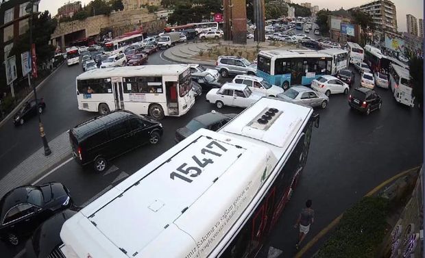 Bakının bu ərazisində nəqliyyatın hərəkəti dayandı – SƏBƏB/FOTO Bakının bu ərazisində nəqliyyatın hərəkəti dayandı – SƏBƏB/FOTO