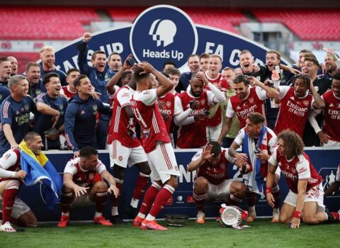 “Arsenal”ın qazandığı kubok yerə düşüb, aşağı hissəsi qopub – FOTO