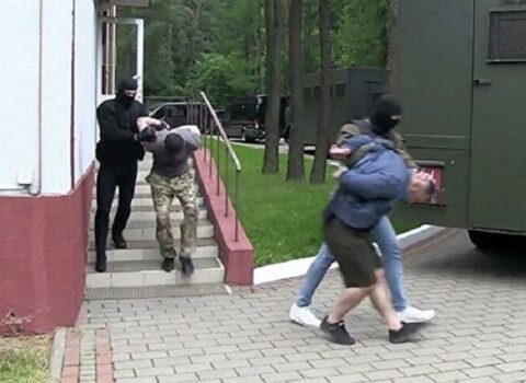 Minsk saxlanılan 32 rusiyalını Moskvaya təhvil verdi