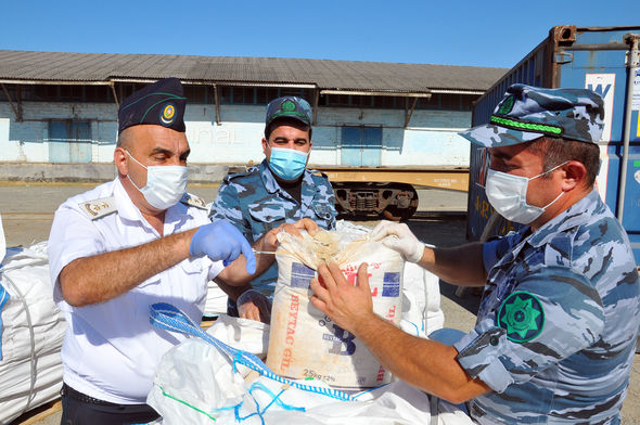 Azərbaycan üzərindən Polşaya 200 kq heroin aparılmasının qarşısı alındı – Fotolar Azərbaycan üzərindən Polşaya 200 kq heroin aparılmasının qarşısı alındı – Fotolar