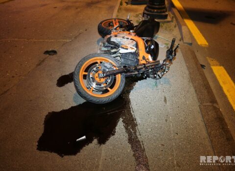 Bakıda motosikletçi qəza törətdi, XƏSARƏT ALAN VAR
