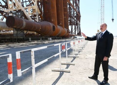Prezident “Qarabağ” yatağının dayaq blokunun dənizə yola salınması mərasimində – FOTOLAR