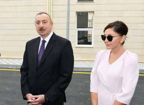 Prezident və birinci xanım məktəb-liseydə yaradılan şəraitlə tanış oldular – FOTO