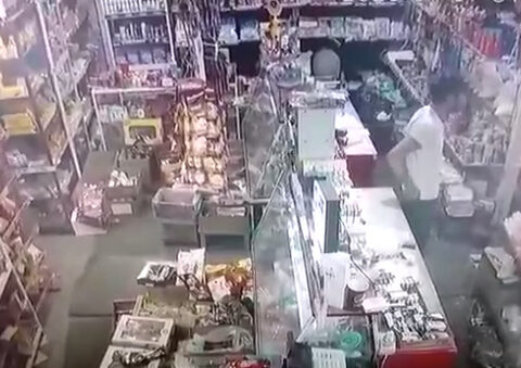 Müştəri mağaza sahibinin telefonunu belə oğurladı – Gəncədə – ANBAAN VİDEO