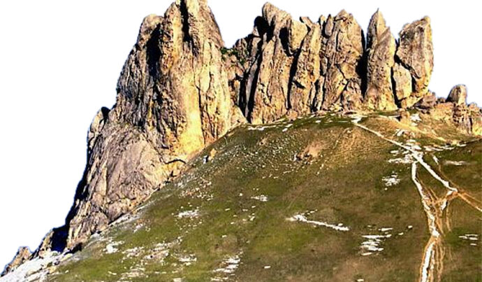 Kişi Beşbarmaq dağında köməksiz qaldı Kişi Beşbarmaq dağında köməksiz qaldı