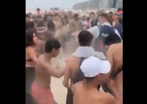 Dənizdə polislərlə gənclər arasında kütləvi dava — VİDEO
