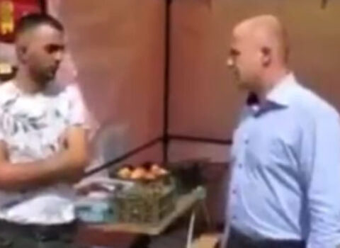 Moskvada meyvə satan azərbaycanlını döyən erməni məmur işdən çıxarıldı – FOTO