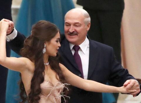 Lukaşenko ilə rəqs edən 23 yaşlı deputat: “Bir-birinizin gözünə baxın”
