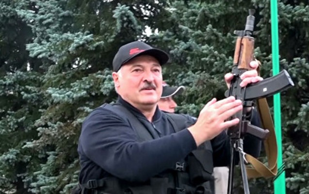 Lukaşenko igamətgahında əlində avtomatla görüntüləndi Lukaşenko igamətgahında əlində avtomatla görüntüləndi