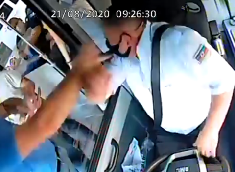 Bakıda sərnişin ona “maska tax” deyən sürücünü döydü – VİDEO