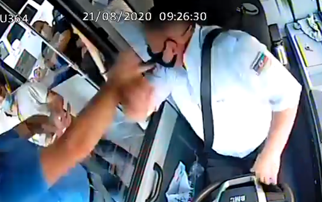 Bakıda sərnişin ona “maska tax” deyən sürücünü döydü – VİDEO Bakıda sərnişin ona “maska tax” deyən sürücünü döydü – VİDEO