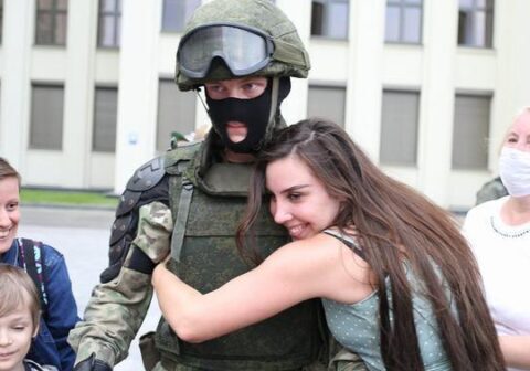 Belarusda polislər etirazçılara belə dəstək oldu – FOTO