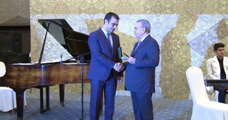 Ramiz Mehdiyevdən medal alan diaspor rəhbəri müavinin ermənilərlə şok görüntüləri yayıldı – FOTOLAR Ramiz Mehdiyevdən medal alan diaspor rəhbəri müavinin ermənilərlə şok görüntüləri yayıldı – FOTOLAR