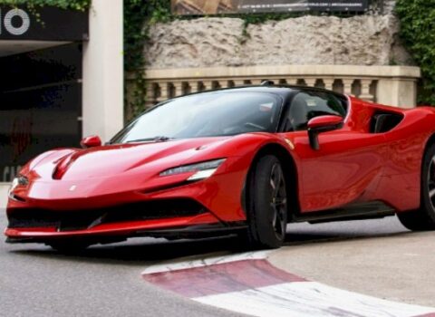 “Ferrari” ən güclü super maşının istehsalını dayandırdı
