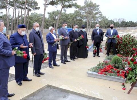 Allahşükür Paşazadə Tovuz şəhidlərinin məzarlarını ziyarət etdi – FOTO