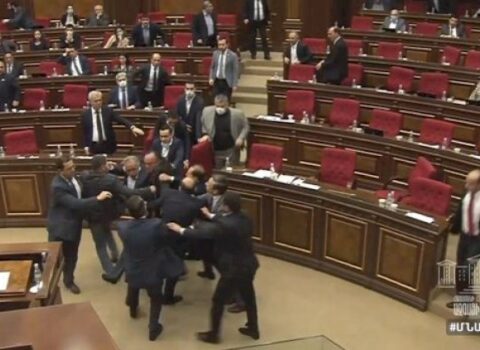 Ermənistan parlamentində biabırçılıq: “Dayı” sözünün üstündə kütləvi dava düşdü – VİDEO