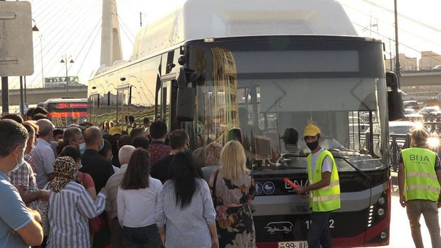 Karantin yumşaldıldı, avtobuslarda sıxlıq ikiqat artdı – VİDEO Karantin yumşaldıldı, avtobuslarda sıxlıq ikiqat artdı – VİDEO