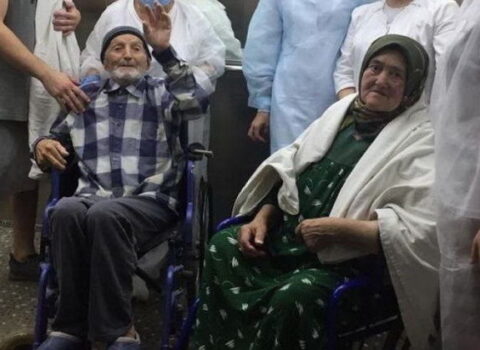 COVID-19-a görə ayrı düşən baba və nənənin romantik görüşləri – FOTO
