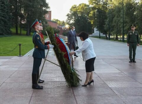 Sahibə Qafarova naməlum əsgərin məzarını ziyarət etdi – FOTO