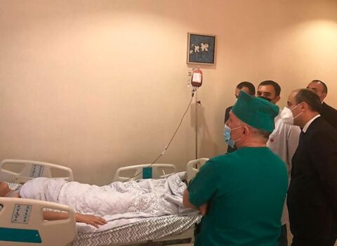 Təhsil naziri özünü məktəb binasından atan şagirdə baş çəkdi – FOTO
