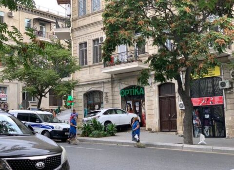 Bakıda “Lexus” aptekə çırpıldı – FOTOLAR