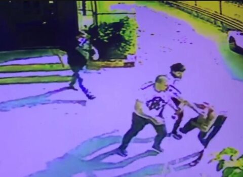 Bakıda 37 yaşlı kişini tanımadığı qadına görə küçədə belə döydülər – VİDEO