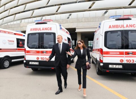 Prezident və xanımı yeni gətirilən təcili yardım maşınları ilə tanış oldular – FOTOLAR – YENİLƏNİB