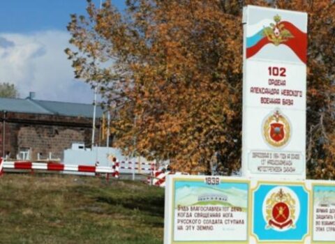 Ermənistanda Rusiya bazasının tağım komandiri öldü