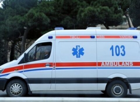 Sabirabadda avtomobil maneəyə çırpıldı, bir nəfər xəsarət aldı