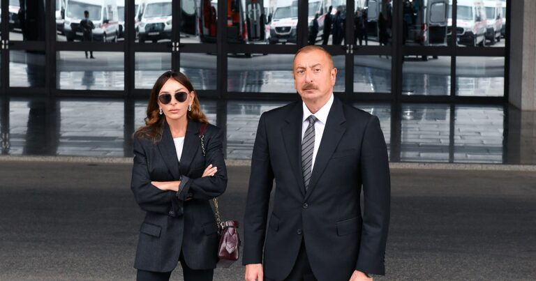 Prezident və xanımı yeni yarımstansiyaların açılışında Prezident və xanımı yeni yarımstansiyaların açılışında