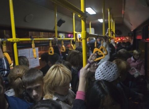 Avtobuslarda sərnişin sıxlığı acınacaqlı vəziyyət yaratdı — Nə sosial məsafə var, nə maska – FOTO