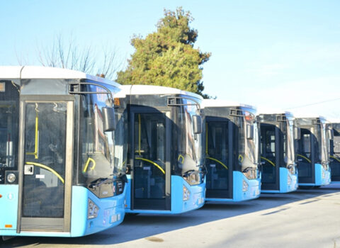 Avtobuslarda gediş haqqını mobil telefonla ödəmək olur – Azərbaycanda yeni sistem