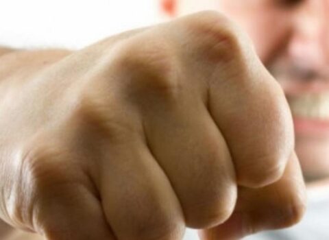 Bəy toyda dostunu yumruqla vurdu – VİDEO