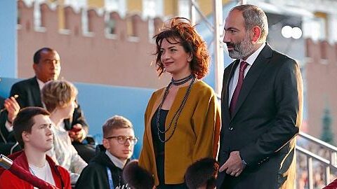 Ölən erməni əsgərlərinin anaları Paşinyanın arvadına qarşı üsyan etdilər