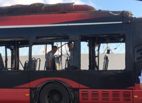 Bakıda “BakuBus”ın yanma anı – VİDEO – YENİLƏNİB-2