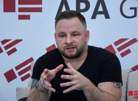 “Rusiya TV-ləri erməniləri müdafiə edən yalanlar danışır” – Rus aktyor