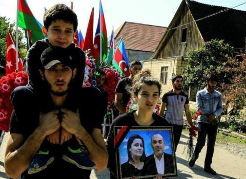 Gəncə terrorunda hər iki valideynini itirmiş uşaqlar onları dəfn edirlər – FOTO