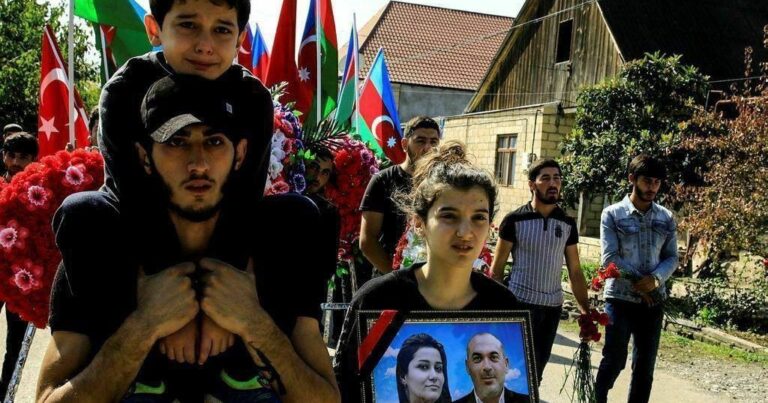 Gəncə terrorunda hər iki valideynini itirmiş uşaqlar onları dəfn edirlər – FOTO Gəncə terrorunda hər iki valideynini itirmiş uşaqlar onları dəfn edirlər – FOTO