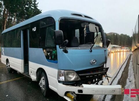Binəqədidə mikroavtobus piyadanı vurduqdan sonra aşdı – FOTO
