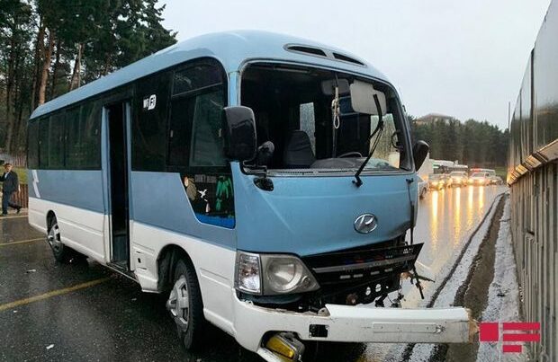 Binəqədidə mikroavtobus piyadanı vurduqdan sonra aşdı – FOTO Binəqədidə mikroavtobus piyadanı vurduqdan sonra aşdı – FOTO
