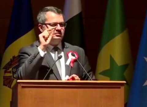 Hamını KÖVRƏLDƏN AN: Ordumuza dəstək üçün nişan üzüyünü hədiyyə etdi – VİDEO
