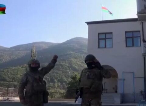 AZƏRBAYCAN BAYRAĞI HADRUTUN MƏRKƏZİNDƏ! – Qəhrəman əsgərlərimiz bayraq sancır! – VİDEO